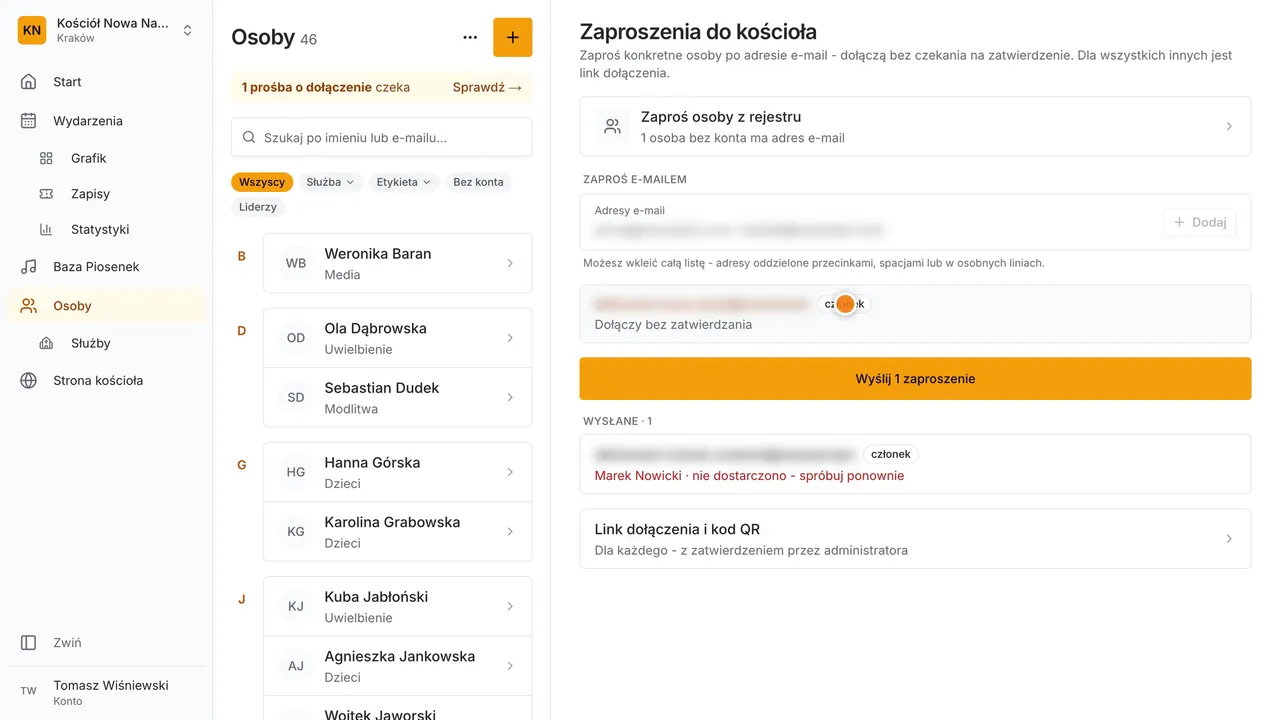 Krok 2: Pierwszy: w Zaproszeniach wpisz adresy e-mail i wybierz rangę.
