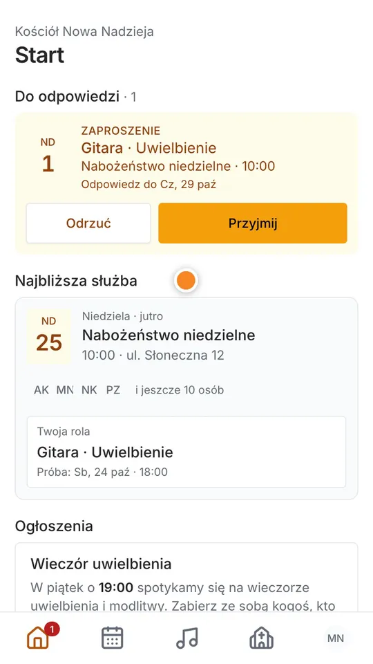 Krok 5: I już jesteś w środku. Start pokazuje wszystko, co ważne: zaproszenia, Twoją najbliższą służbę i ogłoszenia.
